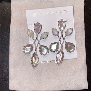 KENDRA SCOTT SILVER GWENYTH EARRINGS